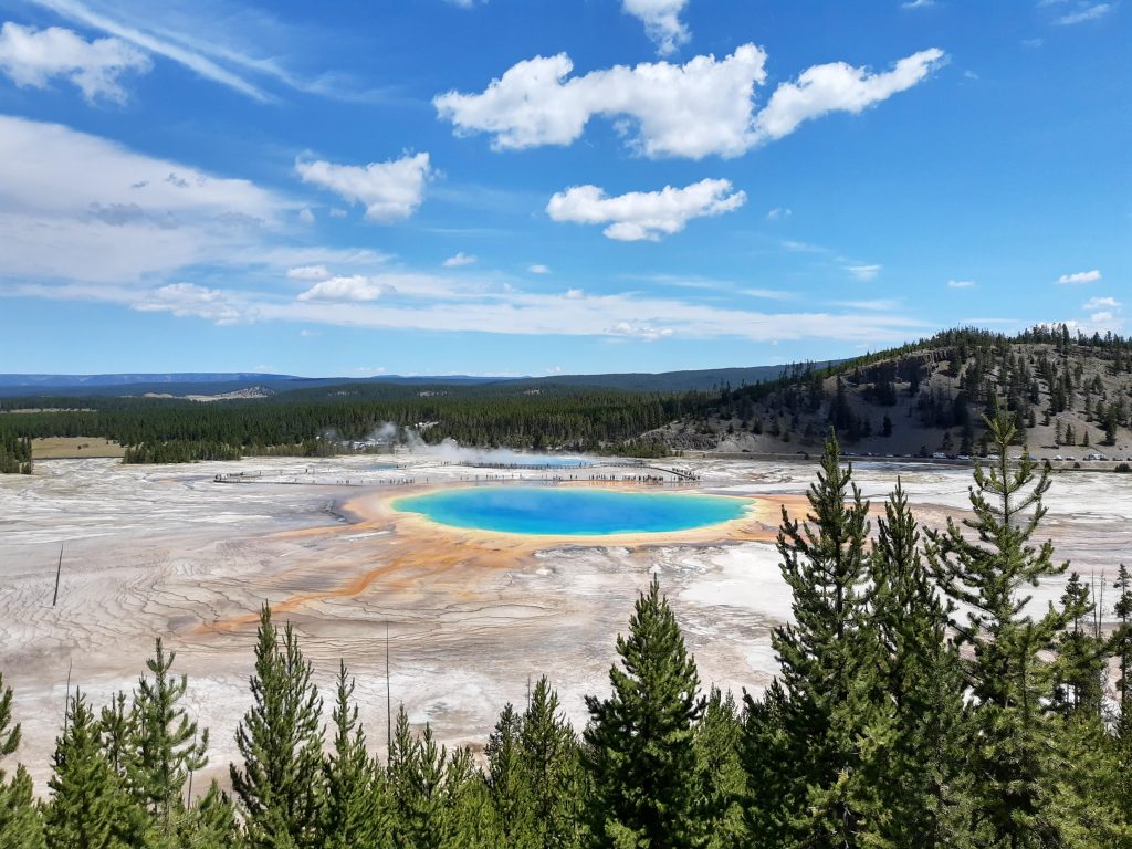 Fotografia da Grand Prismatic Spring, umas das fontes de Yellowstone National Park nos EUA.