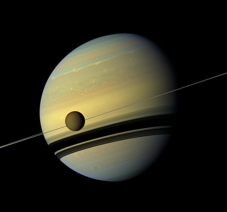 Mostrar Titã junto com Saturno, evidenciando a diferença de tamanho